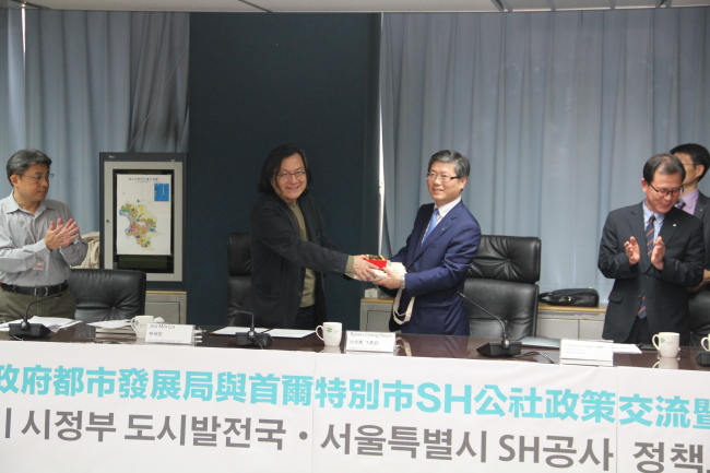 서울시 SH공사 변창흠 사장(오른쪽)과 리저우민 타이베이시 도시개발국장이 27일 대만 타이베이시에서 열린 국민임대주택사업 협력교류를 위한 양해각서를 체결하고 있다. [사진제공=SH공사]>