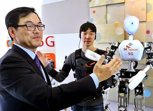 Choi Jin-sung, head of SK Telecom's ICT R&D division, introduces a robot running on the 5G network at an ICT forum in Seoul on Tuesday. (SKT)
