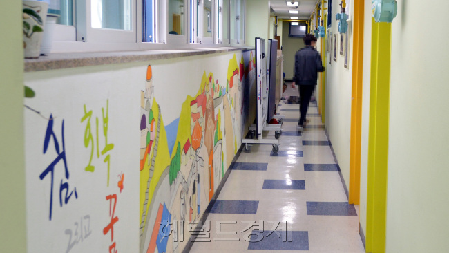 여성가족부 조사결과 우리나라 청소년 10명 중 1명이 가출 경험이 있는 것으로 나타난 가운데, 가출 청소년을 지원하는 거의 유일한 공간인 청소년 쉼터가 제역할 못하고 있다는 지적이 제기되고 있다. 사진은 서울의 한 청소년 쉼터. 김명섭 기자/msiron@heraldcorp.com