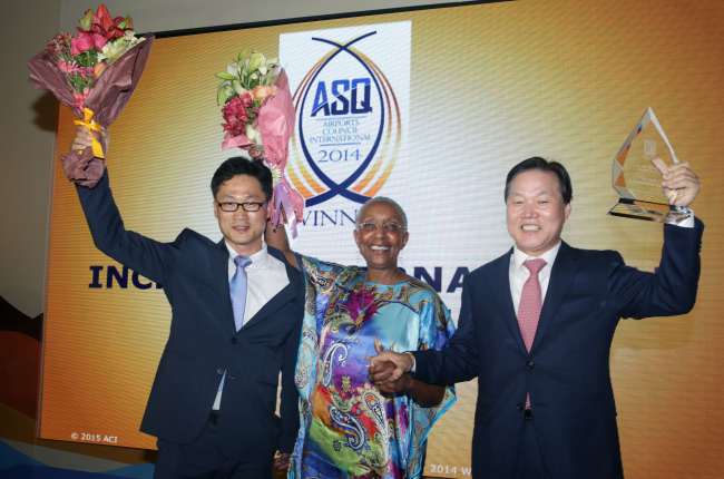 IIAC CEO Park Wan-su (right) poses with ACI director general Angela Gittens (center) after receiving the 2015 ASQ award at the Marriot Hotel, Dead Sea, Jordan, Tuesday.   IIAC
IIAC CEO Park Wan-su (right) poses with ACI director general Angela Gittens (center) after receiving the 2015 ASQ award at the Marriot Hotel, Dead Sea, Jordan, Tuesday.   IIAC