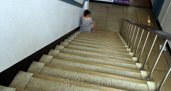 여성가족부 조사결과 우리나라 청소년 10명 중 1명이 가출 경험이 있는 것으로 나타난 가운데, 가출 청소년을 지원하는 거의 유일한 공간인 청소년 쉼터가 제역할 못하고 있다는 지적이 제기되고 있다. 사진은 서울의 한 청소년 쉼터. 김명섭 기자 /msiron@heraldcorp.com