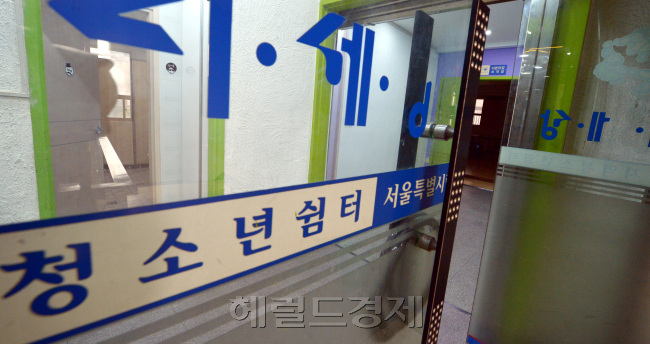 여성가족부 조사결과 우리나라 청소년 10명 중 1명이 가출 경험이 있는 것으로 나타난 가운데, 가출 청소년을 지원하는 거의 유일한 공간인 청소년 쉼터가 제역할 못하고 있다는 지적이 제기되고 있다. 사진은 서울의 한 청소년 쉼터. 김명섭 기자 /msiron@heraldcorp.com