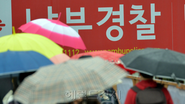 지난해부터 순경공채 선발에 선택과목 제도가 도입되면서 형법이나 형사소송법을 공부하지 않아도 경찰공무원이 될 수 있는 길이 열려 논란이 되고 있다. 사진은 서울 노량진 소재 경찰공무원 학원가 표정. 김명섭 기자/msiron@heraldcorp.com