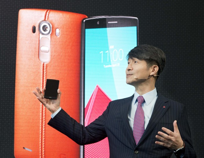 Juno Cho, president and CEO of LG Electronics, introduces the LG G4 in New York on Tuesday.   AP-Yonhap