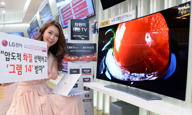 LG전자는 가정의 달인 5월 한달간 올레드 TV와 슈퍼 울트라HD TV 등 프리미엄 TV를 구매하는 고객에게 초경량 울트라 PC‘그램 14(14Z950-GT30K)’를 증정하는 이벤트를 실시한다고 30일 밝혔다. 이번 이벤트는 미리미리(mm) 페스티벌의 특별 기획 중 하나로 마련됐다. [사진=LG전자]