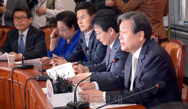 30일 재보선 4전전승으로 막을 내린후 국회에서 열린 최고위원회의에서 김무송 당대표가 재보선에서 우승한 당선인들에게 축하와  국민의 뜻을 받들것을 당부하고 있다. 이어 막바지 4월 국회에서 처리해야 할 공무원연금개혁법안과 경제활성화 법등 산적한 법안처리를 당부하는 발언을 하고 있다.<br />정희조 기자/checho@heraldcorp.com   150430
30일 재보선 4전전승으로 막을 내린후 국회에서 열린 최고위원회의에서 김무송 당대표가 재보선에서 우승한 당선인들에게 축하와  국민의 뜻을 받들것을 당부하고 있다. 이어 막바지 4월 국회에서 처리해야 할 공무원연금개혁법안과 경제활성화 법등 산적한 법안처리를 당부하는 발언을 하고 있다.
정희조 기자/checho@heraldcorp.com   150430