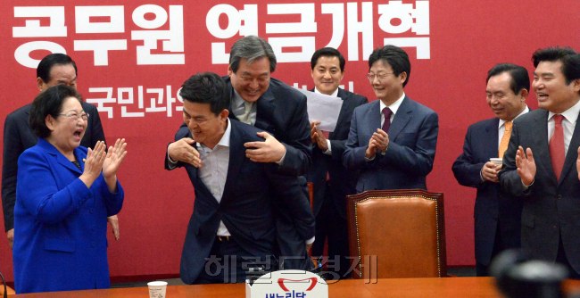 30일 재보선 4전전승으로 막을 내린후 국회에서 열린 최고위원회의에서 김태호 최고위원이 이변 재보선의 일등공신인 김무성 당대표를 업고 축하세레머니를 하고 있다.<br />정희조 기자/checho@heraldcorp.com