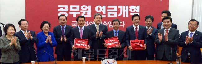 30일 재보선 4전전승으로 막을 내린후 국회에서 열린 최고위원회의에서 3인의 당선인에게 '경제를 부탁해'가 새겨진  "새줌마 티셔츠"전달식후 함께 축하를 하고 있다.<br />정희조 기자/checho@heraldcorp.com   150430
30일 재보선 4전전승으로 막을 내린후 국회에서 열린 최고위원회의에서 3인의 당선인에게 '경제를 부탁해'가 새겨진  "새줌마 티셔츠"전달식후 함께 축하를 하고 있다.
정희조 기자/checho@heraldcorp.com   150430