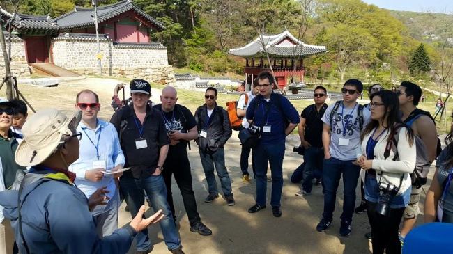 Expat bloggers listen to explanations by Choi Ha-kyung during a tour of Namhansanseong in Gwangju, Gyeonggi Province, Saturday.   Philip Iglauer