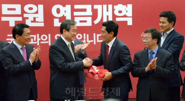 4.29 재보선에서 완승을 거둔 새누
리당의 30일 최고위원회의는 잔칫
집 분위기다. 이날 김무성 대표는 3
명의 당선인에게‘ 새줌마 티셔츠’를
전달하며 승리를 축하했다. 김 대표
는 이 자리에서 “(새누리당에) 수
도권 3석을 모두 안겨준 것은 지역
경제를 살리고 국가의 미래를 잘 챙
기라는 준엄한 명령이라 생각한다”
면서 “민생을 챙기라는 열망을 가
슴에 새기고 지역일꾼으로 열심히
뛰겠다는 초심을 절대 잊지 않겠
다”고 강조했다.
정희조 기자/cheho@heraldcorp.com