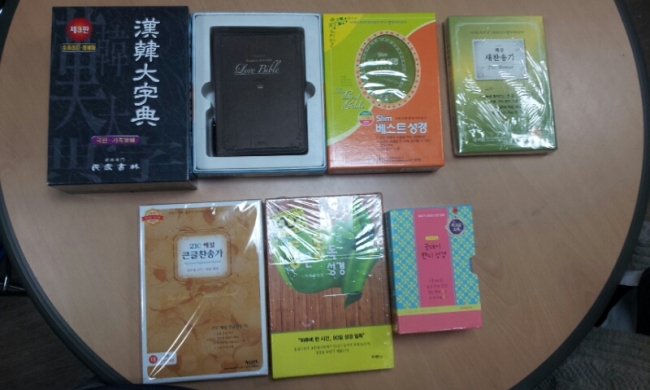 서울시내 대형서점에서 성경책과 일반서적, DVD 등을 상습적으로 절도한 남성이 경찰에 붙잡혔다. 범행을 잡은 CCTV 화면과 압수품들.[사진제공=서울 종로경찰서]