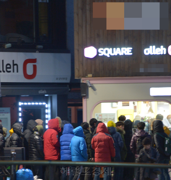 지난해 2월 11일 새벽 동대문에 위치한 한 스마트폰 매장은 갤럭시 노트3와 아이폰5S를 싸게 구매하려는 사람들로 장사진을 이뤘다. 이날 시내 주요 스마트폰 매장들은 이통사들의 늘어난 마케팅 비용을 이용, 평소보다 몇 십만원 저렴하게 최신 스마트폰을 판매했다. 하지만 단통법 시행 이후 소비자들은 과거보다 비싼 가격에 스마트폰을 구매해야 했고, 이는 이동통신사들의 1분기 대폭적인 마케팅 비용 절감, 그리고 영업이익 증가로 이어지고 있다.<헤럴드경제DB>
