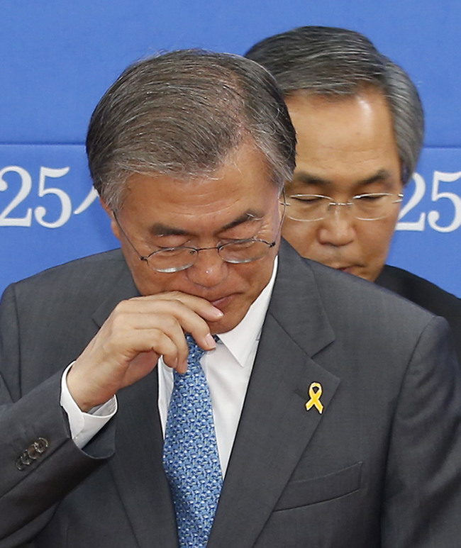 <YONHAP PHOTO-1305> 굳은 표정의 문재인 우윤근 (서울=연합뉴스) 이상학 기자 = 새정치민주연합 문재인 대표와 우윤근 원내대표가 30일 오전 국회 원내대표 회의실에서 열린 정책조정책회의에 굳은 표정으로 참석하고 있다. 2015.4.30 leesh@yna.co.kr/2015-04-30 10:25:14/ <저작권자 ⓒ 1980-2015 ㈜연합뉴스. 무단 전재 재배포 금지.>
Moon Jae-in, the leader of the main opposition New Politics Alliance for Democracy, attends a party meeting in the National Assembly in Seoul on Thursday.    Yonhap
Moon Jae-in, the leader of the main opposition New Politics Alliance for Democracy, attends a party meeting in the National Assembly in Seoul on Thursday.    Yonhap
Moon Jae-in, the leader of the main opposition New Politics Alliance for Democracy, attends a party meeting in the National Assembly in Seoul on Thursday.    Yonhap