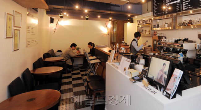 “목 좋은 곳에 카페 차리는 것이 꿈”이라는 2030세대 직장인들이 늘어나고 있다. 전문가들은 그러나 직장생활의 도피처로서 카페 창업에 뛰어드는 것은 위험 부담이 크다며 주의를 당부했다. 사진은 기사내용과 무관.
김명섭 기자/msiron@heraldcorp.com