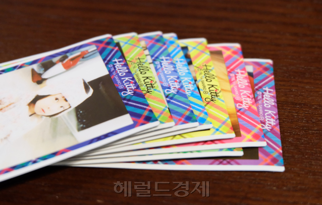 인스탁스 필름의 종류는 다양합니다. 가격은 10매 한 세트가 1만2500원 선.