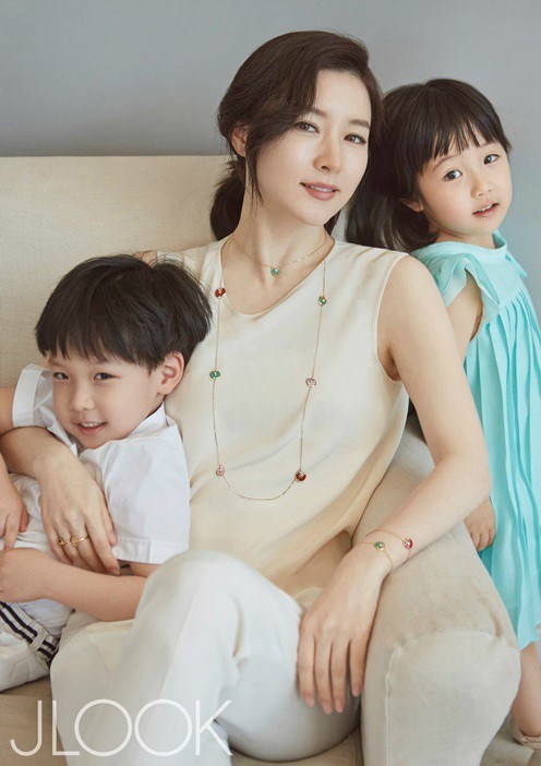 이영애 우월한 유전자 파워 ‘실감’…쌍둥이 자녀 미모가 ‘눈부셔’사진=제이룩