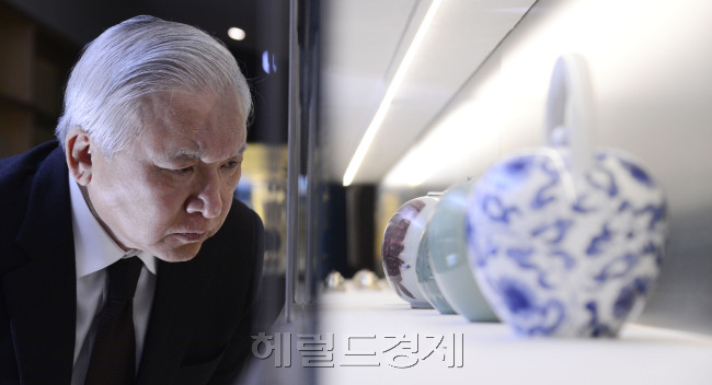 조태권 광주요 회장이 전시된 자사의 도자기를 살피고 있다.  박해묵 기자/mook@heraldcorp.com