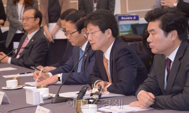 1일 국회에서 열린 안교안보 대책 당정회의에서유승민 새누리당 원내대표가 모두발언을 하고 있다.이 자리는 일본 아베총리가 미국에서 행한 연설과 미일동맹관계의 급격한 변화가 한반도에 미치는 외교안보상황에 대한 정부의 인식과  대책을 협의하고자 열렸다. <br />정희조 기자/checho@heraldcorp.com  150501