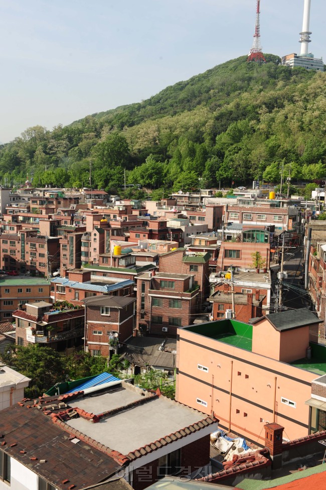 도시재생 사업의 첫 발을 내디딘 해방촌 저층 주거지 모습. 주민들은 “분위기가 개선돼 더 많은 사람들이 들어와 살면 좋겠다”고 입을 모았다. 사진=이상섭 기자/babtong@heraldcorp.com