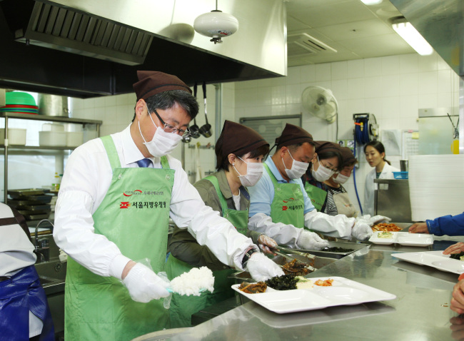 <YONHAP PHOTO-2754> 서울지방우정청 효나눔 봉사활동 (서울=연합뉴스) 김영수 서울지방우정청장과 직원들이 30일 서울 종로 노인종합복지회관에서 '효나눔 무료급식 행사'를 하고 있다. 2015.4.30 << 서울지방우정청 제공 >> photo@yna.co.kr/2015-04-30 16:42:46/ <저작권자 ⓒ 1980-2015 ㈜연합뉴스. 무단 전재 재배포 금지.>
<YONHAP PHOTO-2754> 서울지방우정청 효나눔 봉사활동 (서울=연합뉴스) 김영수 서울지방우정청장과 직원들이 30일 서울 종로 노인종합복지회관에서 '효나눔 무료급식 행사'를 하고 있다. 2015.4.30 << 서울지방우정청 제공 >> photo@yna.co.kr/2015-04-30 16:42:46/ <저작권자 ⓒ 1980-2015 ㈜연합뉴스. 무단 전재 재배포 금지.>