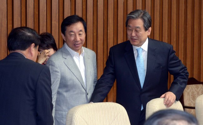 1일 국회에서 김무성 당대표최고위원이 주재하는 주요당직자회의가 열리고 있다. 이자리에서 김무성 당대표는 4.29 재보선에서 고생한  당직자들의 노고를 치하하고 격려했다.<br />정희조 기자/checho@heraldcorp.com  150501
1일 국회에서 김무성 당대표최고위원이 주재하는 주요당직자회의가 열리고 있다. 이자리에서 김무성 당대표는 4.29 재보선에서 고생한  당직자들의 노고를 치하하고 격려했다.
정희조 기자/checho@heraldcorp.com  150501