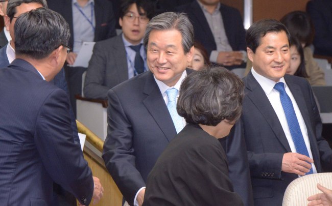 1일 국회에서 김무성 당대표최고위원이 주재하는 주요당직자회의가 열리고 있다. 이자리에서 김무성 당대표는 4.29 재보선에서 고생한  당직자들의 노고를 치하하고 격려했다.<br />정희조 기자/checho@heraldcorp.com  150501
1일 국회에서 김무성 당대표최고위원이 주재하는 주요당직자회의가 열리고 있다. 이자리에서 김무성 당대표는 4.29 재보선에서 고생한  당직자들의 노고를 치하하고 격려했다.
정희조 기자/checho@heraldcorp.com  150501