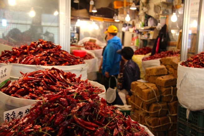 A scene from the Gyeongdong Market, located in Seoul’s Dongdaemun District in Jegi-dong.   Julie Jackson/The Korea Herald