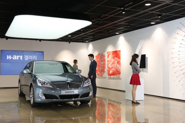 <YONHAP PHOTO-2054> 현대차, 'H-Art 갤러리' 오픈 (서울=연합뉴스) 현대자동차는 이색 테마 지점인 대치지점 'H-Art 갤러리'를 새롭게 단장하고 국내 중견 및 신진작가 7인의 작품을 전시한다고 30일 밝혔다. 전시에는 김병호, 오용석, 이광호, 이세현, 이윤희, 정치영, 정혜정 작가 등이 참여하며 회화와 설치 미술, 사진, 영상, 조각 등 현대 미술의 다양한 장르를 아우르는 14점의 작품들이 전시된다. 전시회는 8월 28일까지 운영되며 관람을 원하는 고객은 누구나 방문해 자유롭게 작품을 감상할 수 있다. 2015.4.30 << 현대차 제공 >> photo@yna.co.kr/2015-04-30 14:17:46/ <저작권자 ⓒ 1980-2015 ㈜연합뉴스. 무단 전재 재배포 금지.>
Hyundai Motor opened H-Art Gallery in Daechi-dong, southern Seoul, where a total of 14 pieces by major Korean artists are on display alongside Hyundai cars.   Hyundai Motor