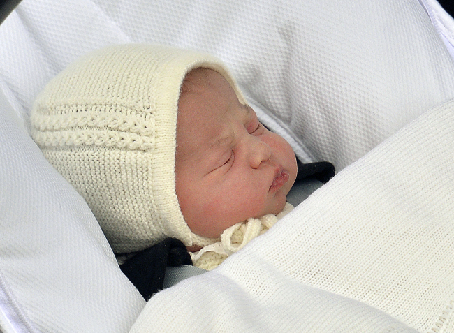 The newborn baby princess, born to parents Kate Duchess of Cambridge and Prince William, is carried in a car seat by her father from The Lindo Wing of St. Mary’s Hospital, London, Saturday.   AP-Yonhap
