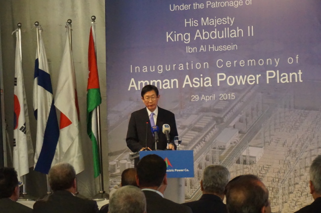 Korea Electric Power Corp. CEO Cho Hwan-eik gives a speech at the inauguration ceremony of the Amman Asia Power Plant on April 29.   KEPCO