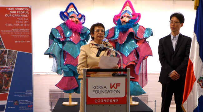 Dominican Ambassador Grecia Pichardo (left) speaks at the opening reception of the photo exhibition, “Our country, our people and our carnival,” at the Korea Foundation Gallery on April 27. Joel Lee/The Korea Herald
