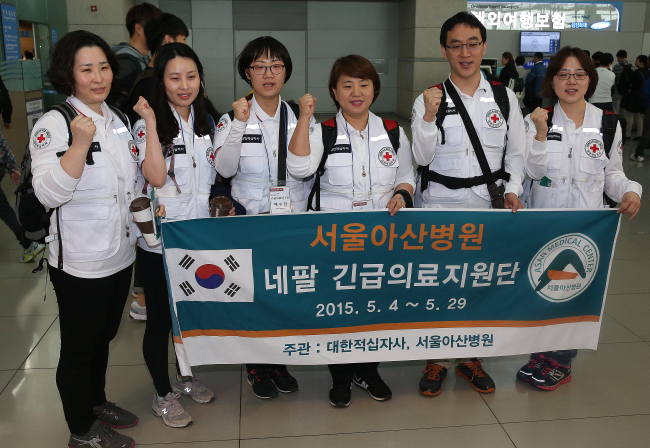 <YONHAP PHOTO-0504> 네팔 향하는 의료진 (영종도=연합뉴스) 황광모 기자 = 대한적십자사 네팔지진피해 지원 '긴급의료단' 1진에 참가한 서울아산병원 의료진이 3일 오전 인천공항에서 네팔 카트만두로 출발하기 전 기념촬영을 하고 있다. 적십자 긴급의료단 1진은 내과와 외과 등 의료진 10명과 행정요원 3명 등 총 13명으로 구성됐다. 2015.5.4 hkmpooh@yna.co.kr/2015-05-04 08:13:32/ <저작권자 ⓒ 1980-2015 ㈜연합뉴스. 무단 전재 재배포 금지.>
<YONHAP PHOTO-0504> 네팔 향하는 의료진 (영종도=연합뉴스) 황광모 기자 = 대한적십자사 네팔지진피해 지원 '긴급의료단' 1진에 참가한 서울아산병원 의료진이 3일 오전 인천공항에서 네팔 카트만두로 출발하기 전 기념촬영을 하고 있다. 적십자 긴급의료단 1진은 내과와 외과 등 의료진 10명과 행정요원 3명 등 총 13명으로 구성됐다. 2015.5.4 hkmpooh@yna.co.kr/2015-05-04 08:13:32/ <저작권자 ⓒ 1980-2015 ㈜연합뉴스. 무단 전재 재배포 금지.>