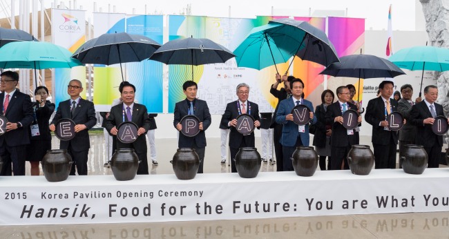 <YONHAP PHOTO-2065> 밀라노 엑스포 한국관 개관식 (서울=연합뉴스) 1일(현지시간) 이탈리아 밀라노에서 '인류의 지속 가능한 먹거리를 모색'을 주제로 열린 세계박람회 ‘2015 밀라노 엑스포’에서 김종덕 문화체육육관광부 장관이 '한국관 개관식'에 참석해 옹기뚜껑을 여는 퍼포먼스를 하고 있다. 2015.5.3 << 문화체육관광부 >> dohh@yna.co.kr/2015-05-03 13:52:48/ <저작권자 ⓒ 1980-2015 ㈜연합뉴스. 무단 전재 재배포 금지.>
<YONHAP PHOTO-2065> 밀라노 엑스포 한국관 개관식 (서울=연합뉴스) 1일(현지시간) 이탈리아 밀라노에서 '인류의 지속 가능한 먹거리를 모색'을 주제로 열린 세계박람회 ‘2015 밀라노 엑스포’에서 김종덕 문화체육육관광부 장관이 '한국관 개관식'에 참석해 옹기뚜껑을 여는 퍼포먼스를 하고 있다. 2015.5.3 << 문화체육관광부 >> dohh@yna.co.kr/2015-05-03 13:52:48/ <저작권자 ⓒ 1980-2015 ㈜연합뉴스. 무단 전재 재배포 금지.>