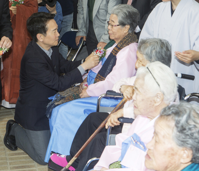 <YONHAP PHOTO-1439> 남경필, 나눔의 집 위안부 할머니 카네이션 달아드려 (광주=연합뉴스) 2일 오전 광주 퇴촌면 경기도 나눔의집에서 열린 "일본군 위안부 피해자 할머니 효잔치"에서 남경필 경기도지사가 할머니들께 카네이션을 달아드리고 있다.2015.5.2<<경기도 제공>> goals@yna.co.kr/2015-05-02 17:17:35/ <저작권자 ⓒ 1980-2015 ㈜연합뉴스. 무단 전재 재배포 금지.>
<YONHAP PHOTO-1439> 남경필, 나눔의 집 위안부 할머니 카네이션 달아드려 (광주=연합뉴스) 2일 오전 광주 퇴촌면 경기도 나눔의집에서 열린 "일본군 위안부 피해자 할머니 효잔치"에서 남경필 경기도지사가 할머니들께 카네이션을 달아드리고 있다.2015.5.2<<경기도 제공>> goals@yna.co.kr/2015-05-02 17:17:35/ <저작권자 ⓒ 1980-2015 ㈜연합뉴스. 무단 전재 재배포 금지.>