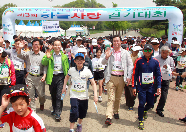 <YONHAP PHOTO-1121> 하늘사랑 걷기대회 (서울=연합뉴스) 윤성규 환경부 장관이 2일 오전 경기도 과천시 서울대공원에서 '2015 푸른하늘의 날 기념' 행사 일환으로 열린 제3회 하늘사랑 걷기대회에서 참가자들과 함께 출발을 하고 있다. 2015.5.2 << 환경부 제공 >> photo@yna.co.kr (끝)./2015-05-02 13:55:48/ <저작권자 ⓒ 1980-2015 ㈜연합뉴스. 무단 전재 재배포 금지.>
<YONHAP PHOTO-1121> 하늘사랑 걷기대회 (서울=연합뉴스) 윤성규 환경부 장관이 2일 오전 경기도 과천시 서울대공원에서 '2015 푸른하늘의 날 기념' 행사 일환으로 열린 제3회 하늘사랑 걷기대회에서 참가자들과 함께 출발을 하고 있다. 2015.5.2 << 환경부 제공 >> photo@yna.co.kr (끝)./2015-05-02 13:55:48/ <저작권자 ⓒ 1980-2015 ㈜연합뉴스. 무단 전재 재배포 금지.>