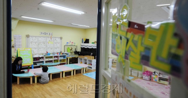 학교에서는 촌지가 금지되면서 스승의날이어도 선물에 대한 부담이 줄어든 반면, 어린이집의 경우 기준이 없어 어떻게 해야할지 학부모들이 감을 잡기 어렵다는 의견이 많다. 사진은 기사내용과 관련없음.
김명섭 기자/msiron@heraldcorp.com