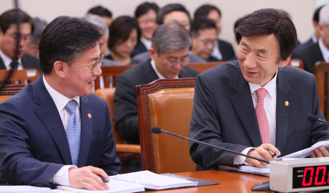 Foreign Minister Yun Byung-se (right) converses with Unification Minister Hong Yong-pyo during a parliamentary committee session on Monday.   Yonhap
