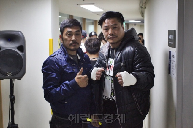 배우 김영호(왼쪽) 씨가 최무배의 복싱코치로 경기장까지 직접 방문, 그를 격려했다.