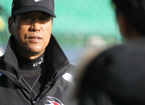 타순 조정에 골머리를 앓고 있는 조범현 감독 ⓒkt wiz