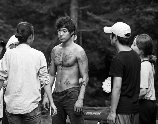 유준상 주연 액션스릴러 '성난 화가', 스틸 첫 공개…'CG 같은 근육에 깜짝'