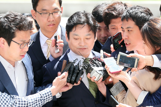 Nah Kyung-bum, a confidant of South Gyeongsang Gov. Hong Joon-pyo, arrives Tuesday at Seoul High Court in Seocho-gu, southern Seoul, to be questioned over Hong’s bribery allegations.   Yonhap
