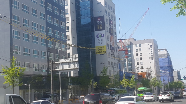 서울 강서구에는  내년까지 1만400실의 오피스텔이 들어선다. 사진은 공사가 한창인 마곡지구의 새 오피스텔.