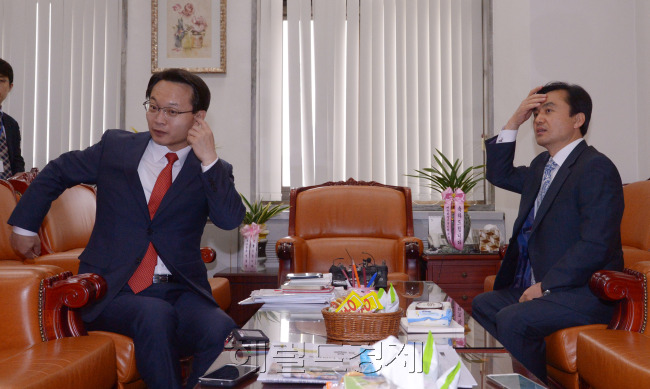 5월 6일 4월 임시국회 마지막날  국회에서 열린 수석부대표회담. 조해진 새누리당 수석부대표와 안규백 새정치연합 수석부대표가 협의를 하고 있다. 양당 부대표는 본회의가 열리는 마지막날 그동안 협의를 통해 합의했던 법안과 합의가 미진한 부분을 마무리하여 국회일정을 마무리한다.<br />정희조 기자/checho@heraldcorp.com   150506
5월 6일 4월 임시국회 마지막날  국회에서 열린 수석부대표회담. 조해진 새누리당 수석부대표와 안규백 새정치연합 수석부대표가 협의를 하고 있다. 양당 부대표는 본회의가 열리는 마지막날 그동안 협의를 통해 합의했던 법안과 합의가 미진한 부분을 마무리하여 국회일정을 마무리한다.
정희조 기자/checho@heraldcorp.com   150506