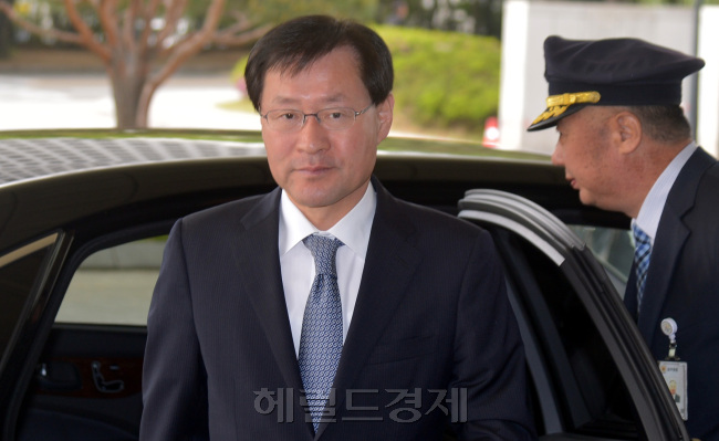 검찰이 성완종 경남기업 전 회장으로부터 1억원을 받은 의혹이 제기된  홍준표 경남지사를 이번 주 안에 조사하기로 하고 일정을 조율 중인 가운데 6일 오전 김진태 검찰총장이 서울 서초구 대검찰청으로 출근하고 있다. 김명섭 기자/msiron@