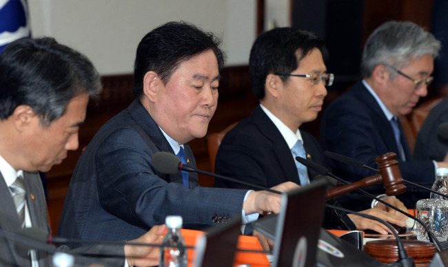 정부는 6일 오전 정부서울청사에서 최경환 국무총리 직무대행 주재로 국무회의를 열어 세월호 특별법 시행령안을 상정해 심의·의결하고 있다.박현구 기자phko@heraldcorp.com/2015.05.06
정부는 6일 오전 정부서울청사에서 최경환 국무총리 직무대행 주재로 국무회의를 열어 세월호 특별법 시행령안을 상정해 심의·의결하고 있다.박현구 기자phko@heraldcorp.com/2015.05.06