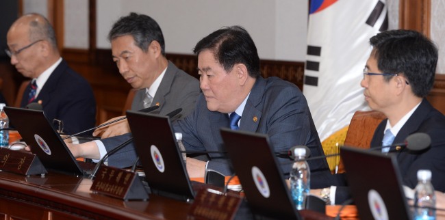 정부는 6일 오전 정부서울청사에서 최경환 국무총리 직무대행 주재로 국무회의를 열어 세월호 특별법 시행령안을 상정해 심의·의결하고 있다.박현구 기자phko@heraldcorp.com/2015.05.06
정부는 6일 오전 정부서울청사에서 최경환 국무총리 직무대행 주재로 국무회의를 열어 세월호 특별법 시행령안을 상정해 심의·의결하고 있다.박현구 기자phko@heraldcorp.com/2015.05.06