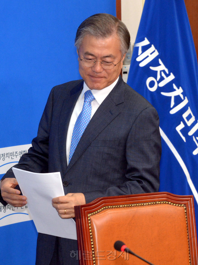 6일 국회에서 열린 새정치연합 최고위원회의에서 문재인 당대표가 입장 하고 있다. <br />정희조 기자/checho@heraldcorp.com  150506
6일 국회에서 열린 새정치연합 최고위원회의에서 문재인 당대표가 입장 하고 있다.
정희조 기자/checho@heraldcorp.com  150506