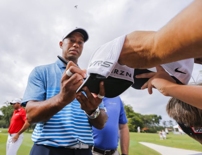 <YONHAP PHOTO-2246> epa04734158 Tiger Woods of the US signs autographs for golf fans while walking off the ninth green during a practice round for THE PLAYERS Championship at the TPC Sawgrass Stadium Course in Ponte Vedra Beach, Florida, USA, 05 May 2015. EPA/ERIK S. LESSER/2015-05-05 23:57:05/ <저작권자 ⓒ 1980-2015 ㈜연합뉴스. 무단 전재 재배포 금지.>