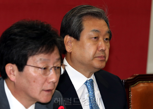 6일 국회에서 열린 새누리당 최고중진연석회의. 4월 국회 마지막날을 맞아 공무원연금개혁법안을 여야합의로 마련했으나 청와대의 반대로 당지도부의 표정이 어둡다. 정희조 기자/checho@heraldcorp.com