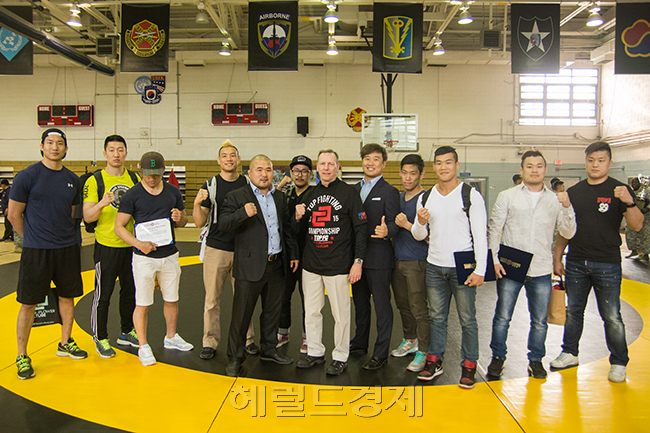 ‘미8군 컴배티브’ 대회와 교류하고 있는 코리안탑팀 및 유명 격투기 선수들이 함께 포즈를 취하고 있다.